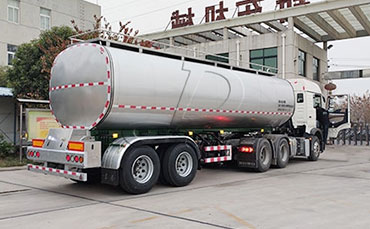 天潤(rùn)新東鮮奶運(yùn)輸車助力柬埔寨冷鏈運(yùn)輸現(xiàn)代化